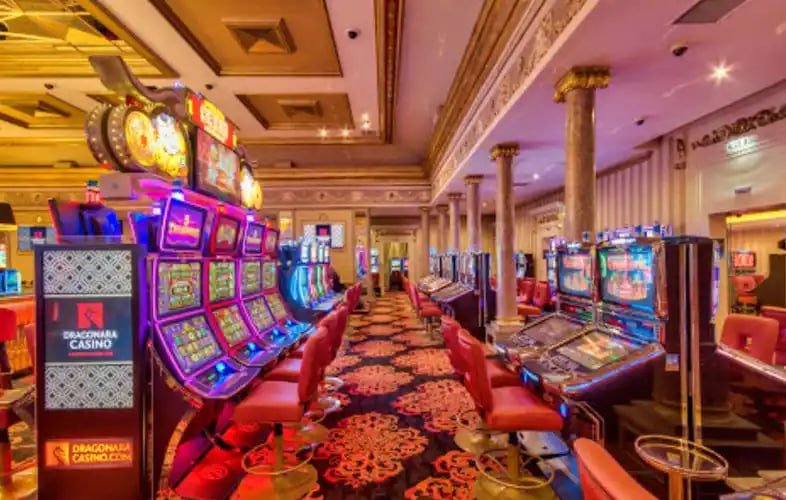 Online Bingo room တွင် ကတ်ဝယ်ယူ ကစားနေသောမြင်ကွင်း